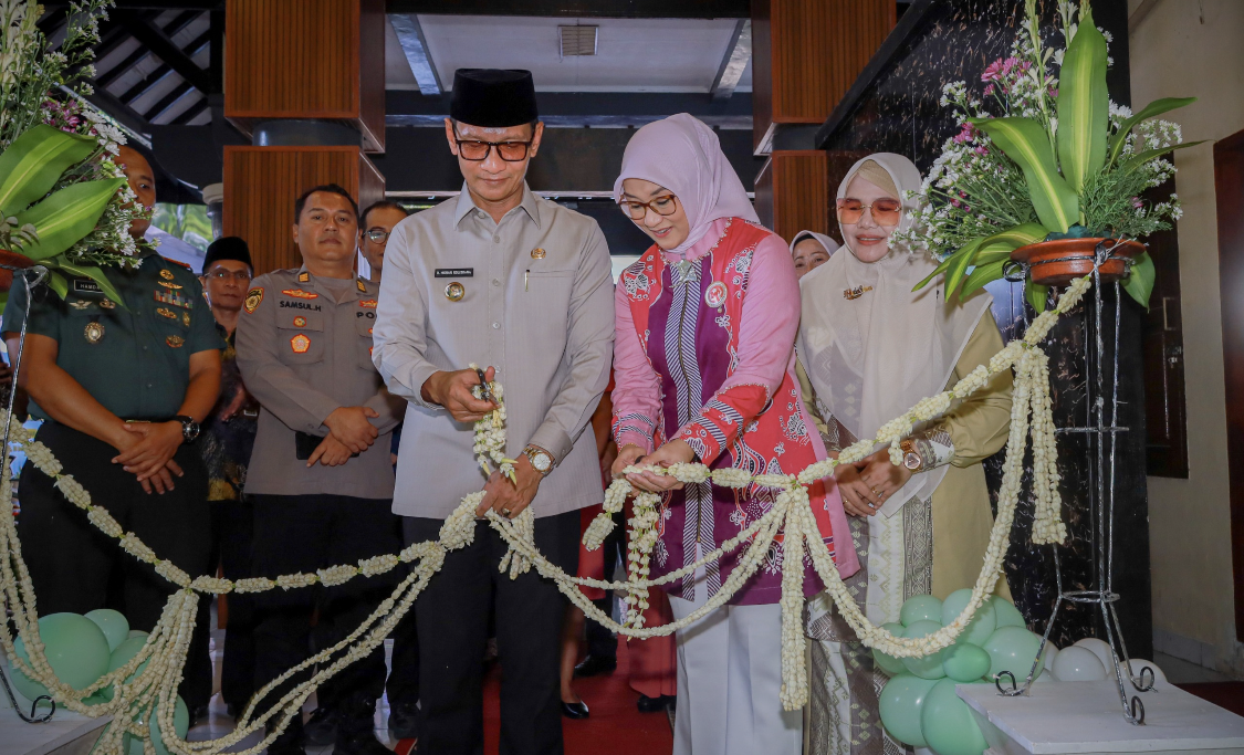 Wali Kota Mataram Mohan Roliskana bersama Ketua Dekranasda Kota Mataram Hj. Kinnastri Mohan Roliskana menggunting pita peresmian Gallery Dekranasda Kota Mataram.