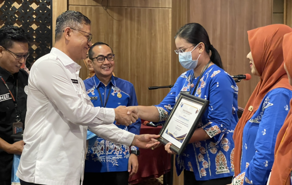 Kepala BNN Provinsi NTB Brigjen Pol Marjuki, S.I.K., M.Si. menyerahkan penghargaan disaksikan Kadikes Kota Mataram dr Emirald Isfihan kepada perwakilan puskesmas.