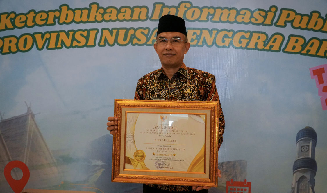 Wakil Wali Kota Mataram TGH Mujiburrahman menunjukkan piagam penghargaan Keterbukaan Informasi Publik kategori Pemerintah Kabupaten/Kota Terinformatif se-NTB yang diterima Pemkot Mataram.