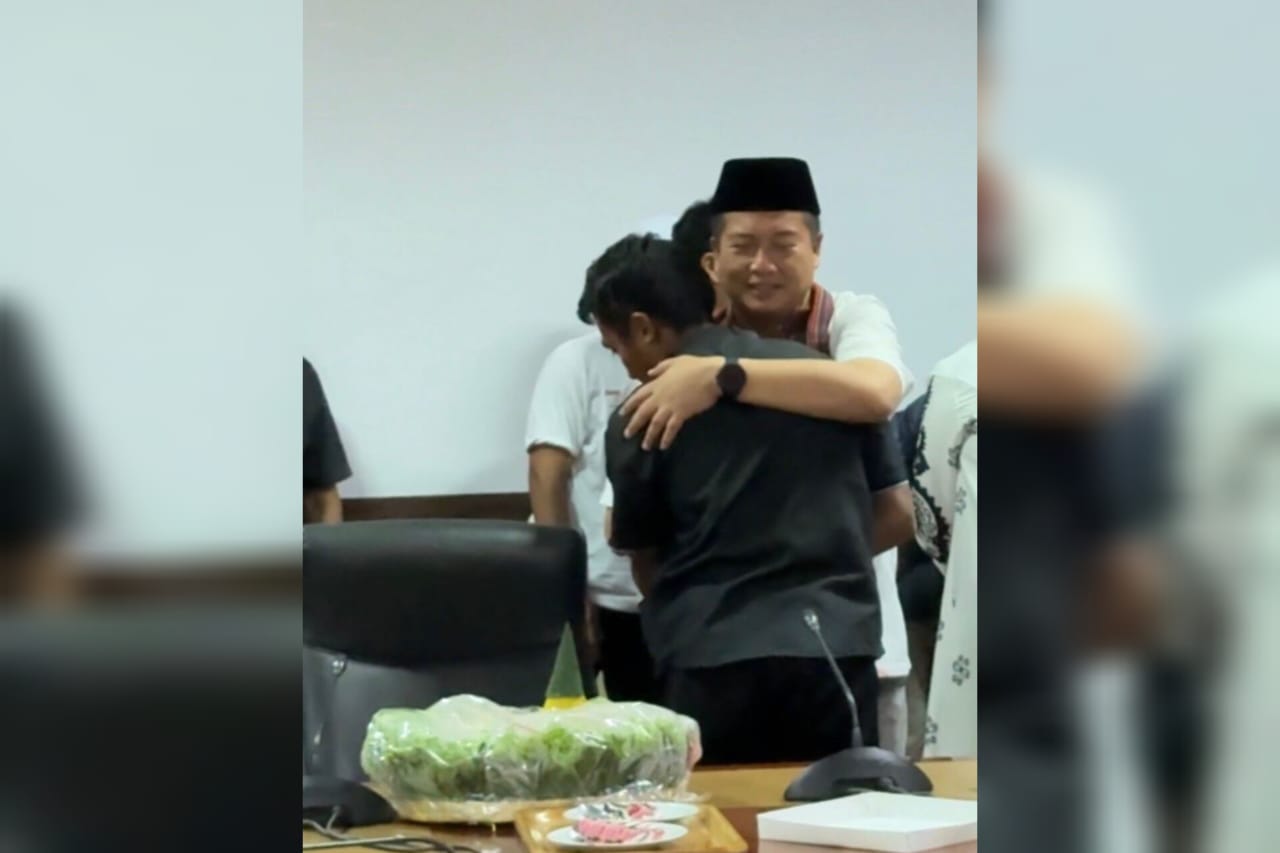 HASIL AKHIR: Gubernur NTB Lalu Muhamad Iqbal memeluk salah satu dari 518 honorer yang tidak bisa dipertahankan, usai pertemuan penentuan nasib kepegawaian mereka, di ruang rapat Anggrek, Rabu (17/12).