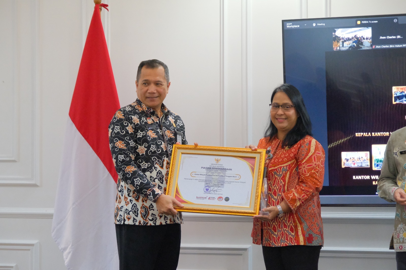 Kakanwil Kemenkumham NTB I Gusti Putu Milawati (kanan) menerima penghargaan sebagai Pemenang III Penganugerahan Legislasi Daerah 2025 oleh Direktur Jenderal Peraturan Perundang-undangan Kemenkumham.