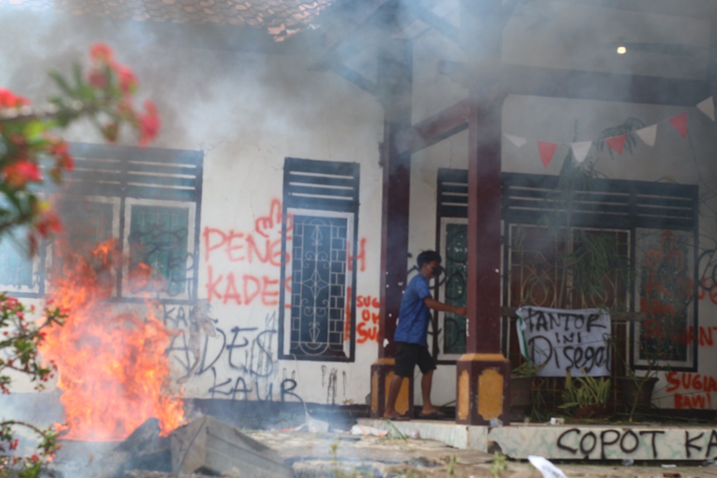 PROTES WARGA: Kondisi kantor Desa Gelanggang, Kecamatan Sakra Timur setelah disegel massa aksi saat melakukan demo terkait dugaan penggelapan dana desa, Kamis (18/12).