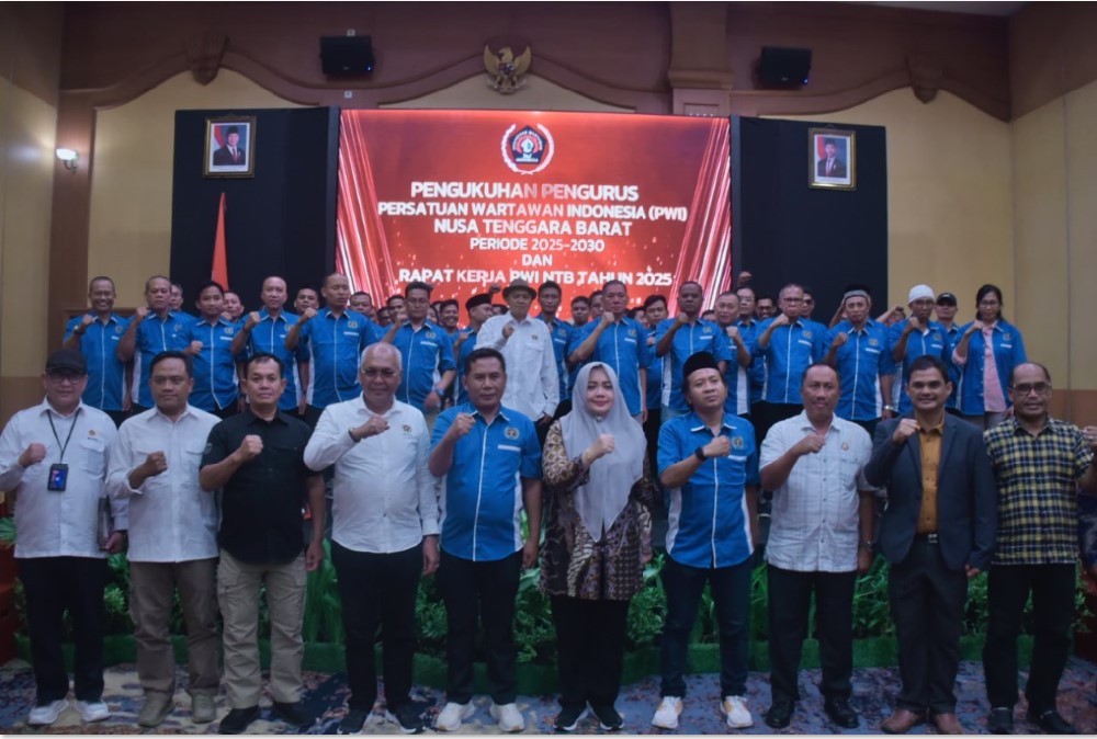 BERSINERGI: Wakil Gubernur NTB Indah Dhamayanti Putri bersama Ketua PWI Pusat Ahmad Munir dan pengurus PWI NTB 2025-2030 saat pelantikan di Hotel Lombok Raya, Kota Mataram.