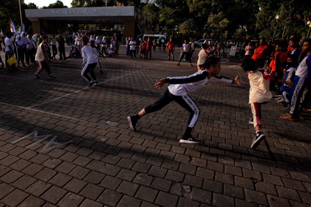 SELODOR: Beberapa siswa bermain selodor di lapangan Sangkareang, Kota Mataram, belum lama ini. Selodor kini dijadikan salah satu praktik untuk murid di beberaoa sekolah.