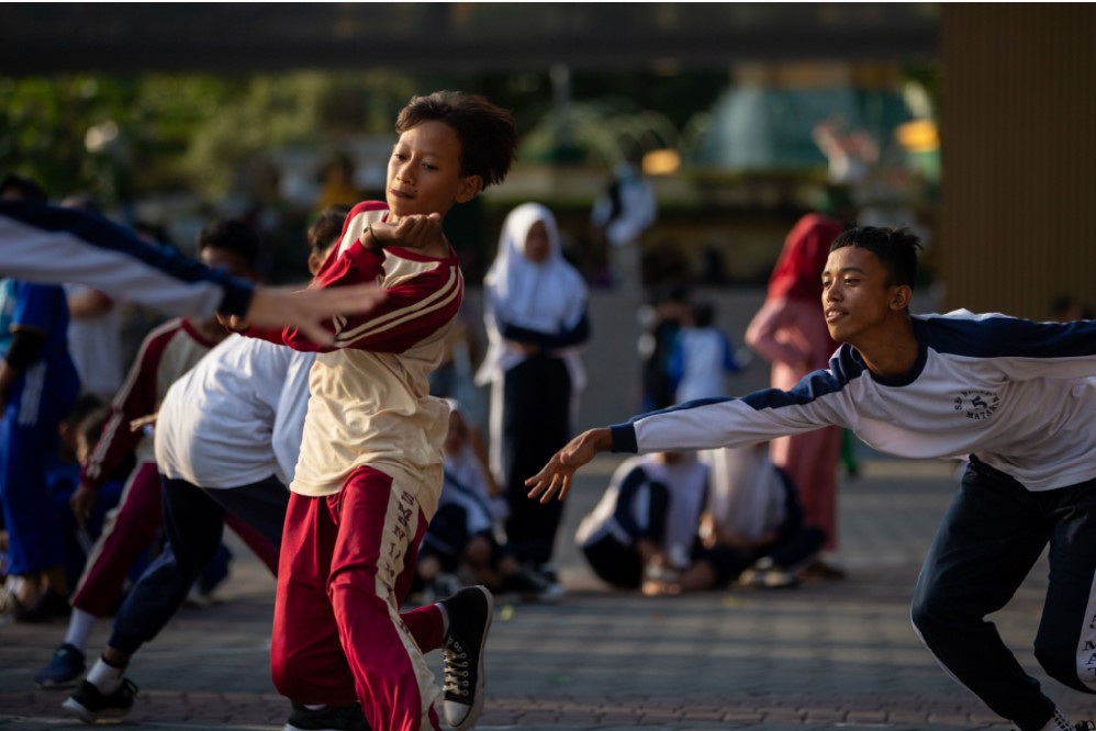 SELODOR: Beberapa siswa bermain selodor di lapangan Sangkareang, Kota Mataram, belum lama ini. Selodor kini dijadikan salah satu praktik untuk murid di beberaoa sekolah.
