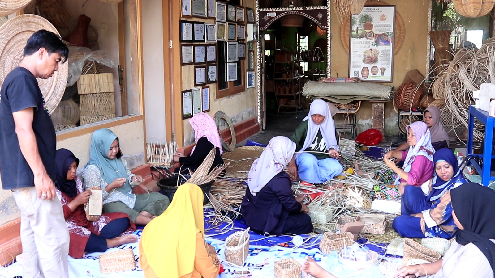 Sejumlah emak-emak sibuk menganyam kayu rotan yang dipadukan dengan daun pandan kering di rumah warga Kota Praya, Lombok Tengah.