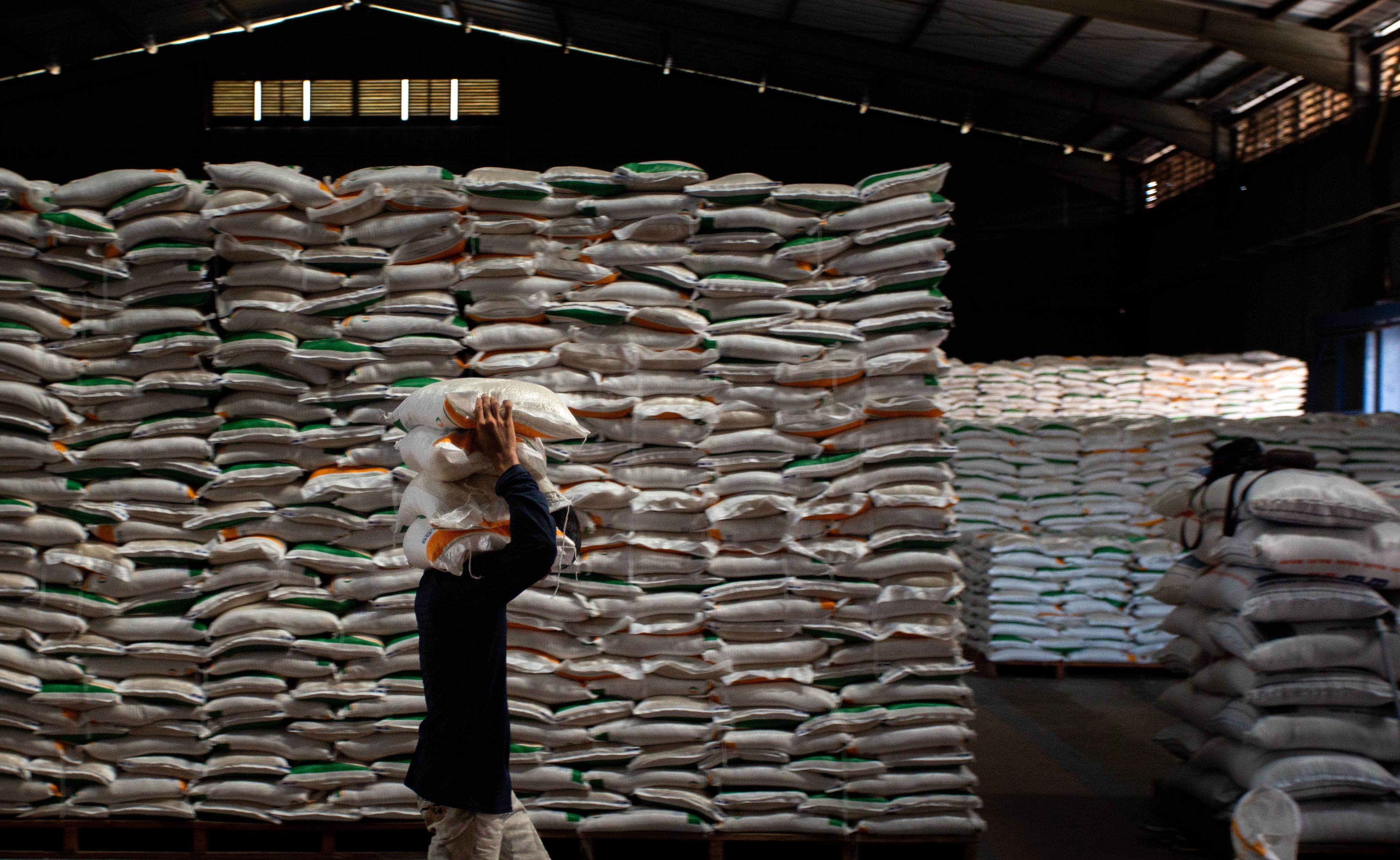 SEWA GUDANG: Stok beras yang ada di salah satu gudang Bulog NTB, beberapa waktu lalu.