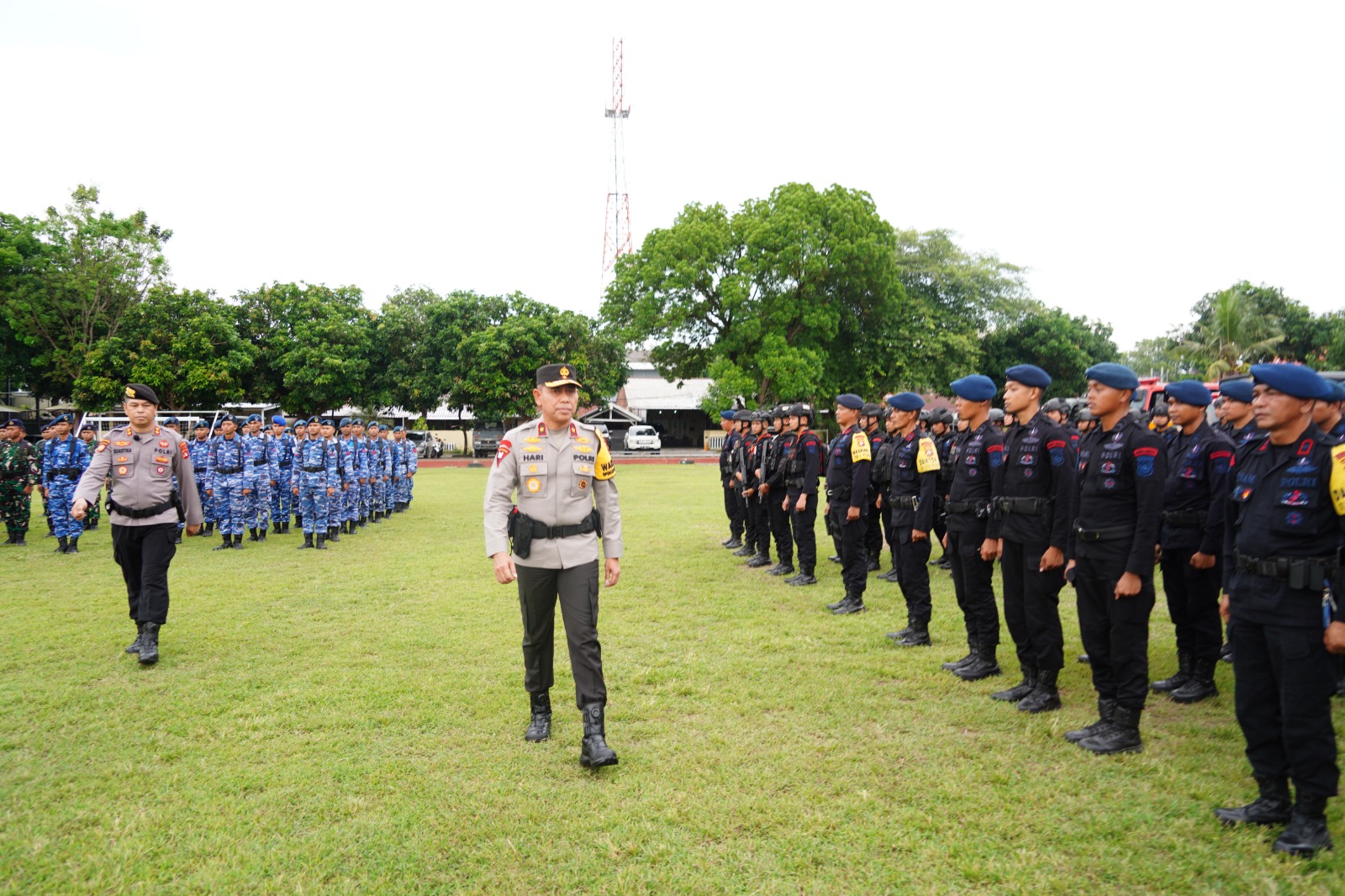 SIAPKAN PENGAMANAN NATARU: Wakapolda NTB Brigjen Pol Hari Nugroho mengecek kondisi personel usai upacara gelar pasukan di Lapangan Bhara Daksa Mapolda NTB, Jumat (19/12).