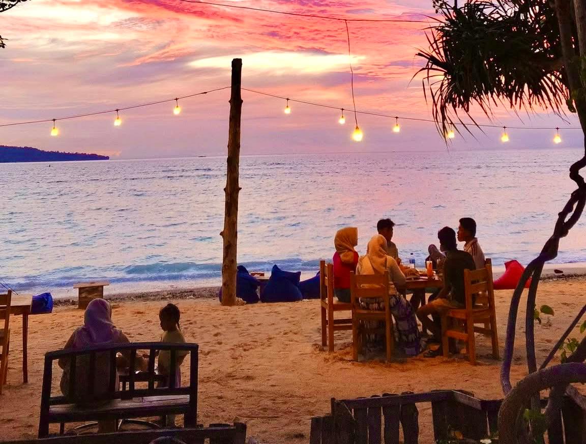 MENENANGKAN: Suasana sore menjelang malam yang menenangkan di Pantai Sira, di Dusun Sira, Desa Sigar Penjalin, Kecamatan Tanjung, Lombok Utara.