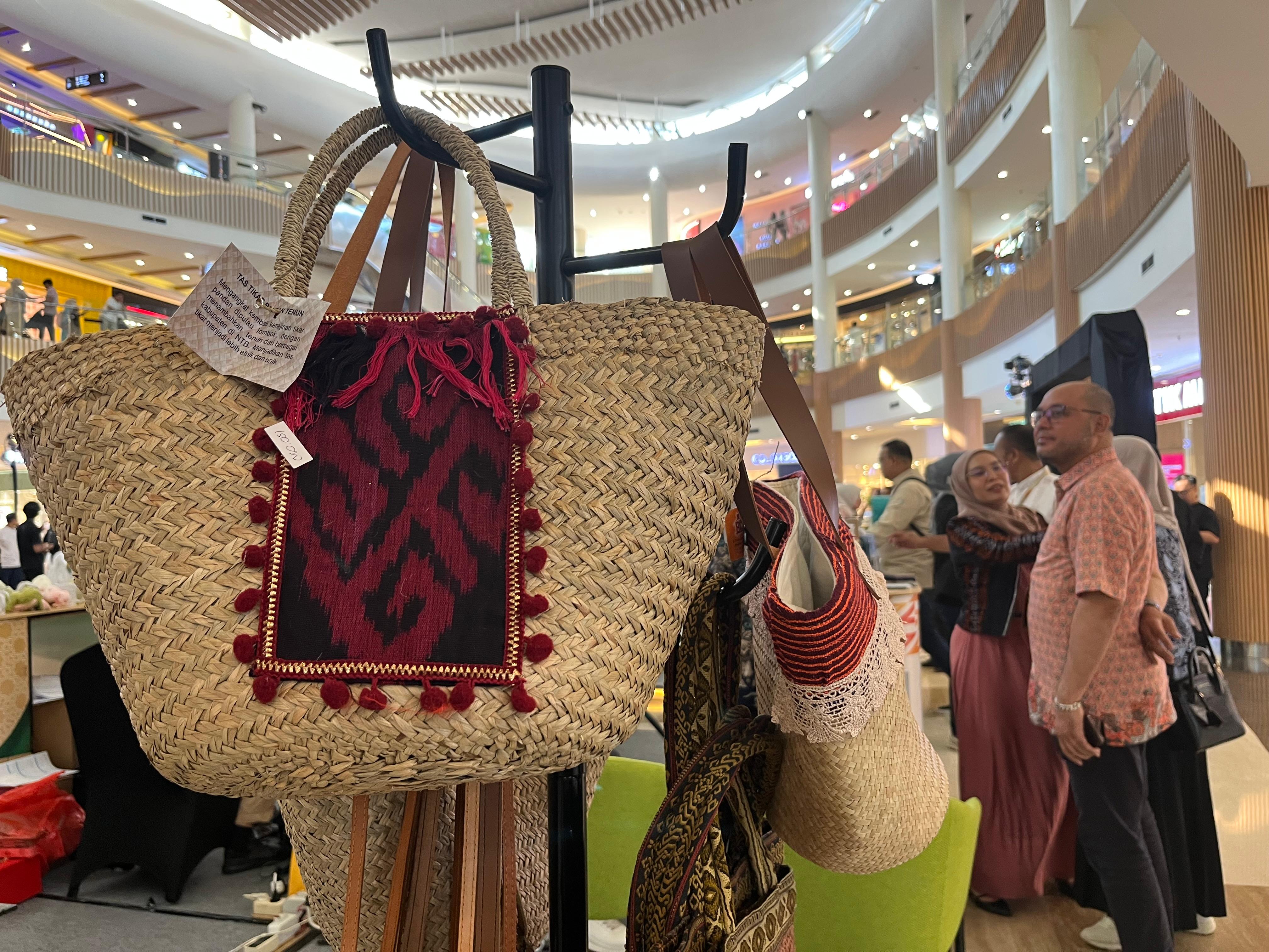 PERSAINGAN PASAR: Produk kerajinan milik UMKM NTB yang ikut kegiatan bazar, beberapa waktu lalu.