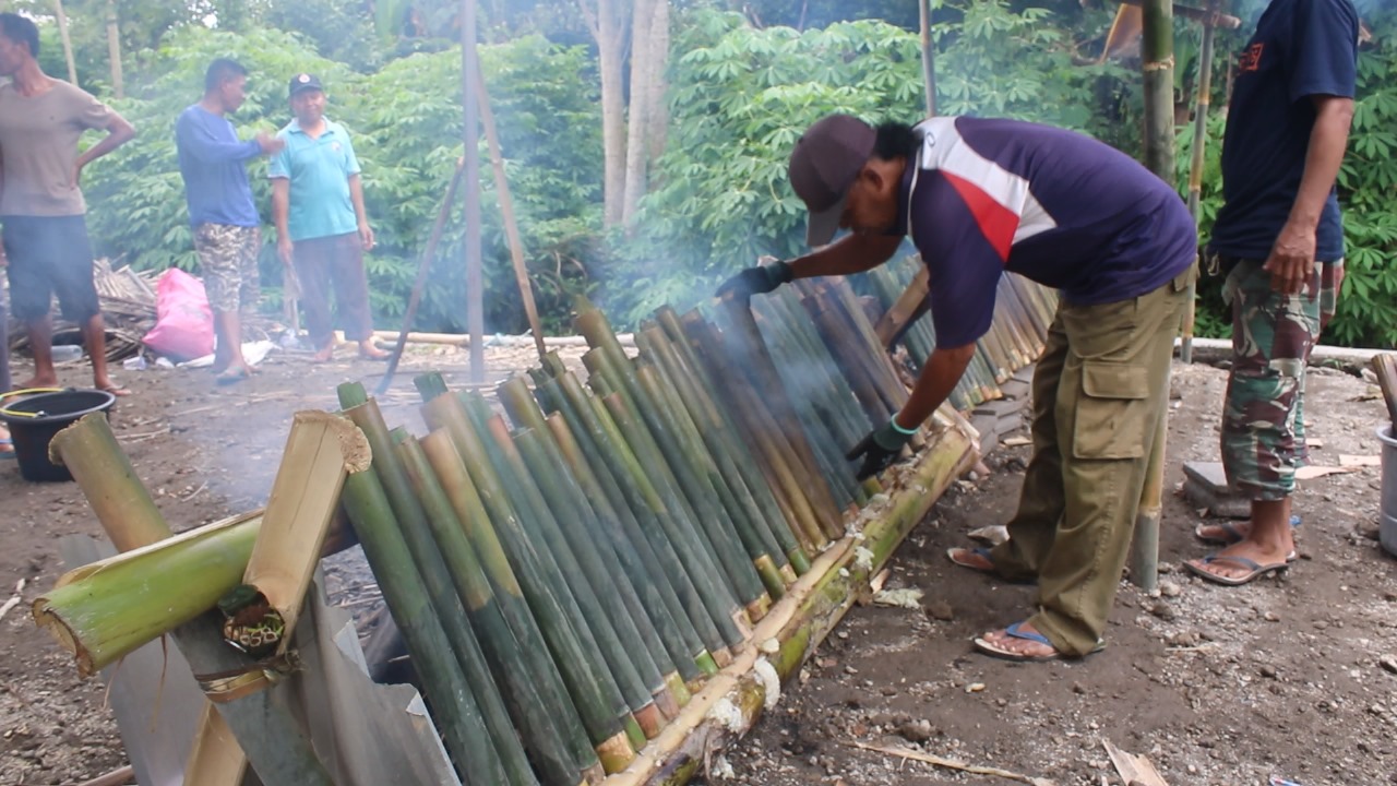TRADISI BUDAYA: Warga yang tengah melakukan prosesi bakar timbung massal di Dusun Batu Kumbung, Lingsar, Lobar.