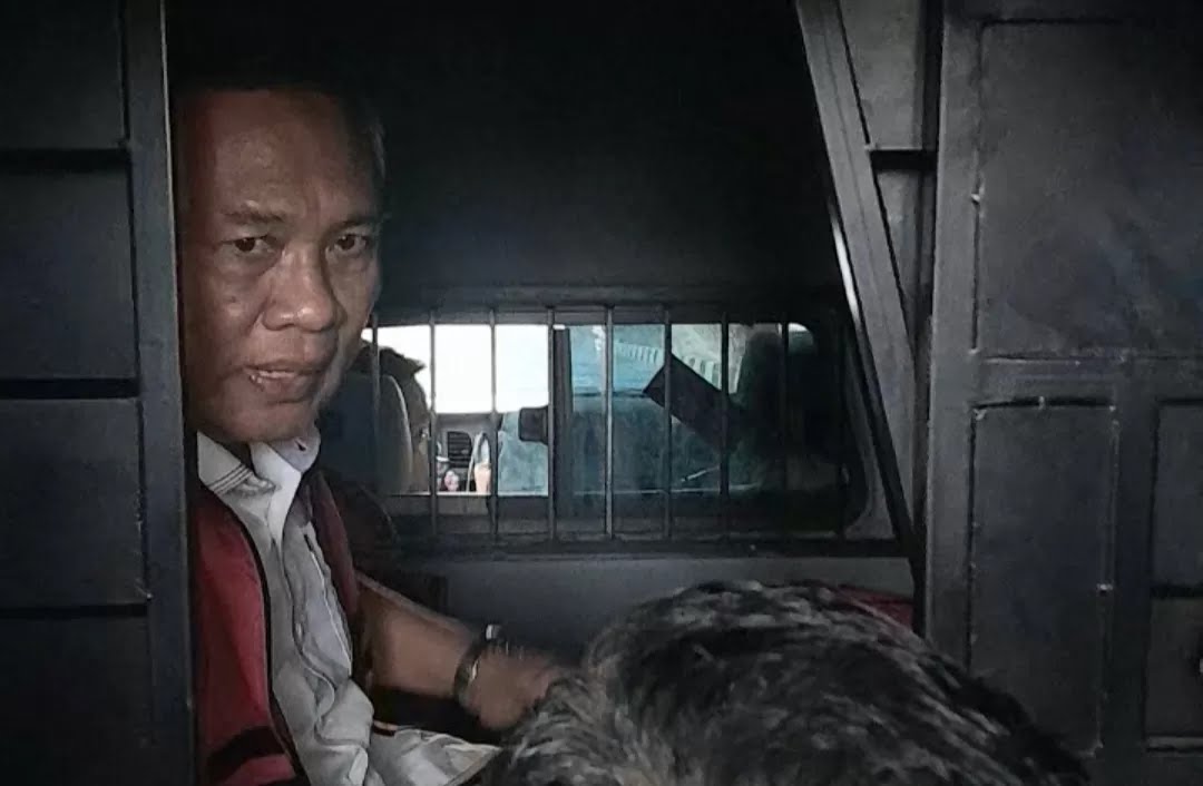 TERBUKTI BERSALAH: Terdakwa Zaini Arony duduk di mobil tahanan setelah ditetapkan sebagai tersangka korupsi pengelolaan lahan LCC, beberapa waktu lalu.
