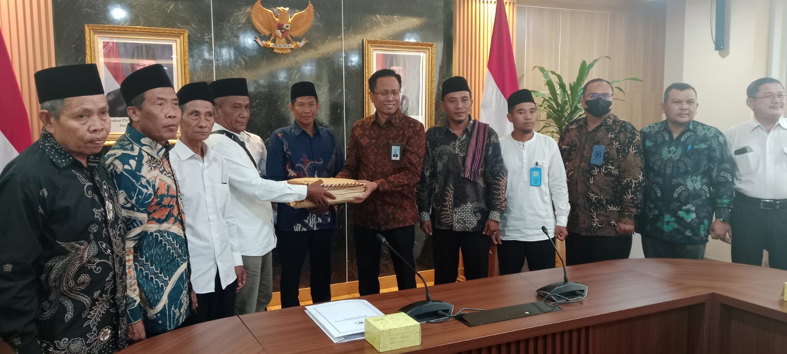 BUKTI KUAT: Perwakilan warga, Ranadi, menyerahkan sejumlah dokumen kepada Kepala Deputi Hubungan Kelembagaan dan Kemasyarakatan Kemensesneg Yuli Harsono