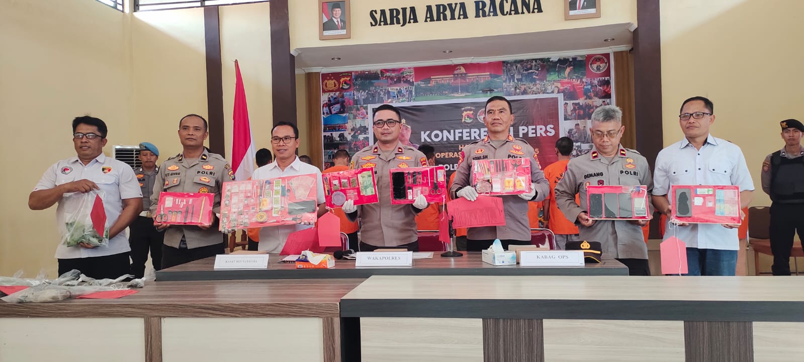HASIL TANGKAPAN: Polisi menunjukkan sejumlah barang bukti yang berhasil diamankan selama Operasi Antik Rinjani Tahun 2025