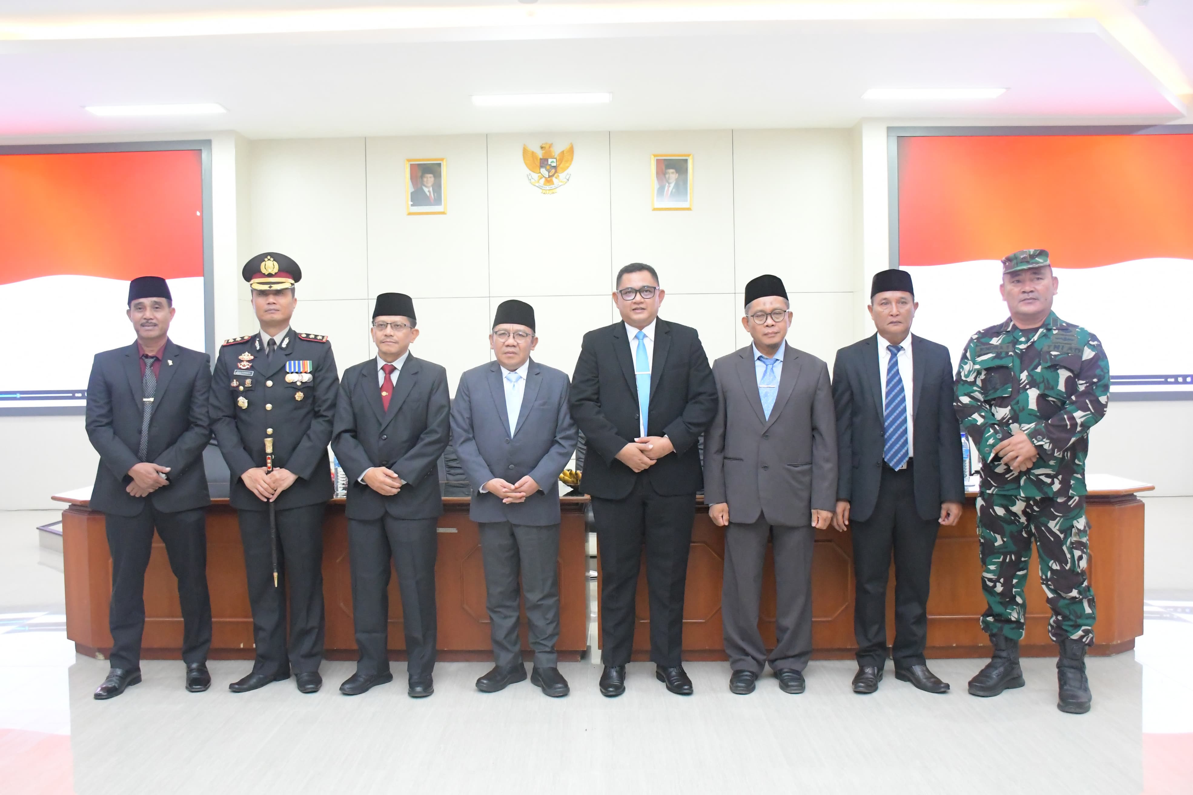 Bupati dan Wakil Bupati Lombok Utara bersama tiga pejabat yang dilantik