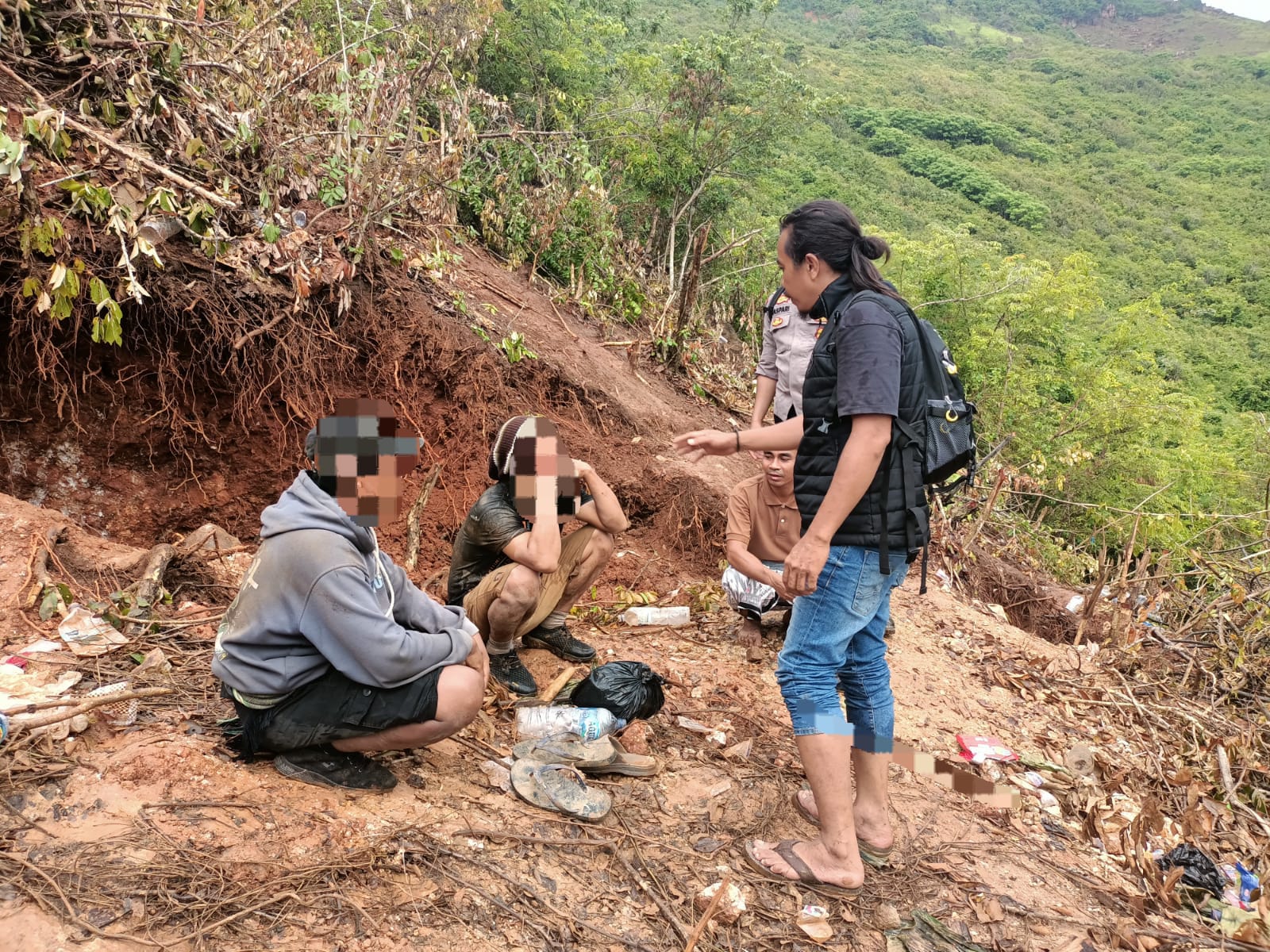 Polres Lombok Tengah amankan 24 terduga pelaku penambang emas ilegal di Pantai Mosrak Gunung Dundang, Desa Kuta, Pujut, Lombok Tengah, Jumat (19/12).