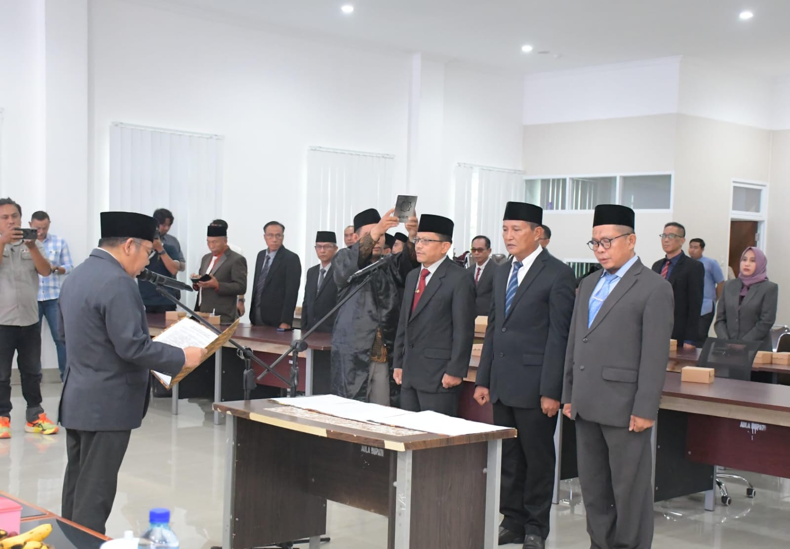 SUDAH DEFINITIF: Bupati melantik tiga Pejabat Pimpinan Tinggi Pratama di lingkungan Pemda KLU, Jum