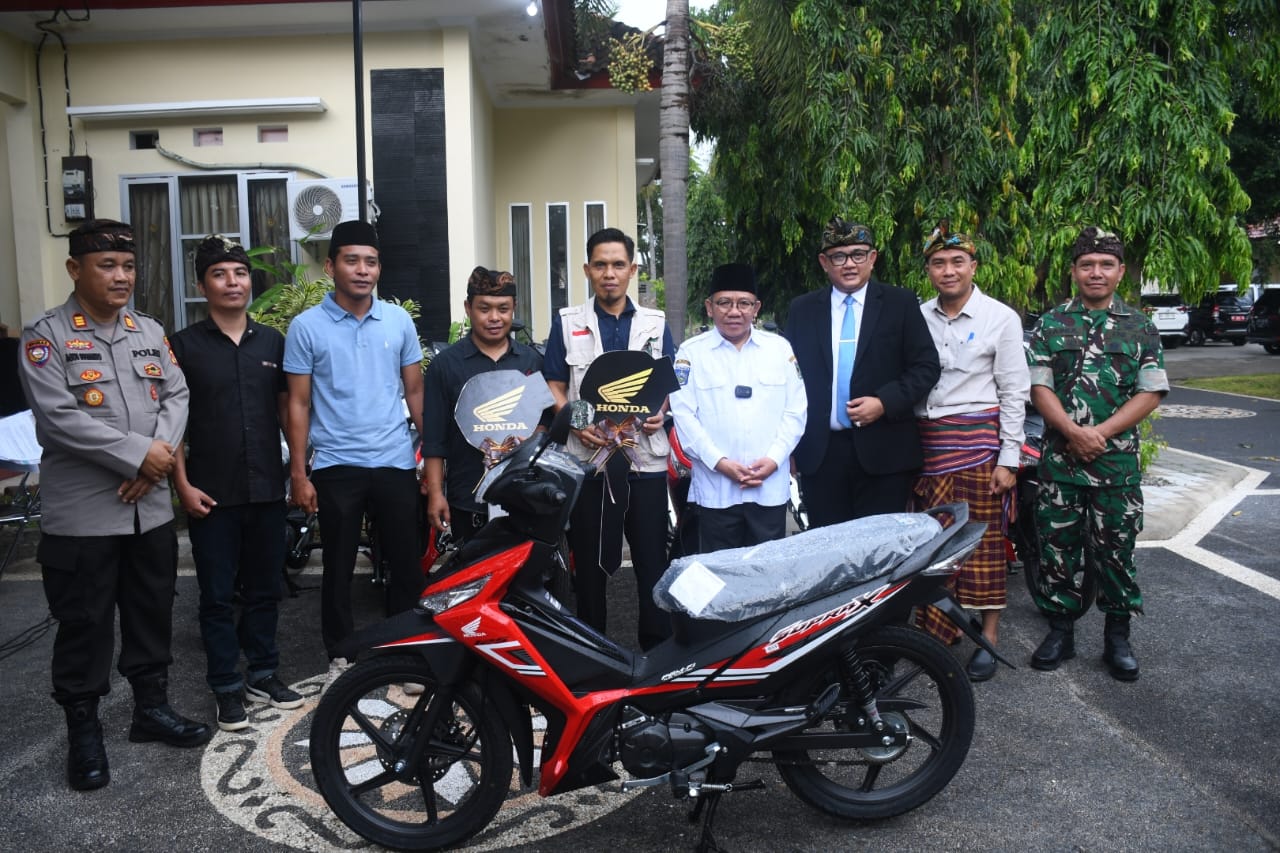 OPERASIONAL: Bupati Lombok Utara Najmul Akhyar menyerahkan sepeda motor kepada 17 kepala dusun, Jum