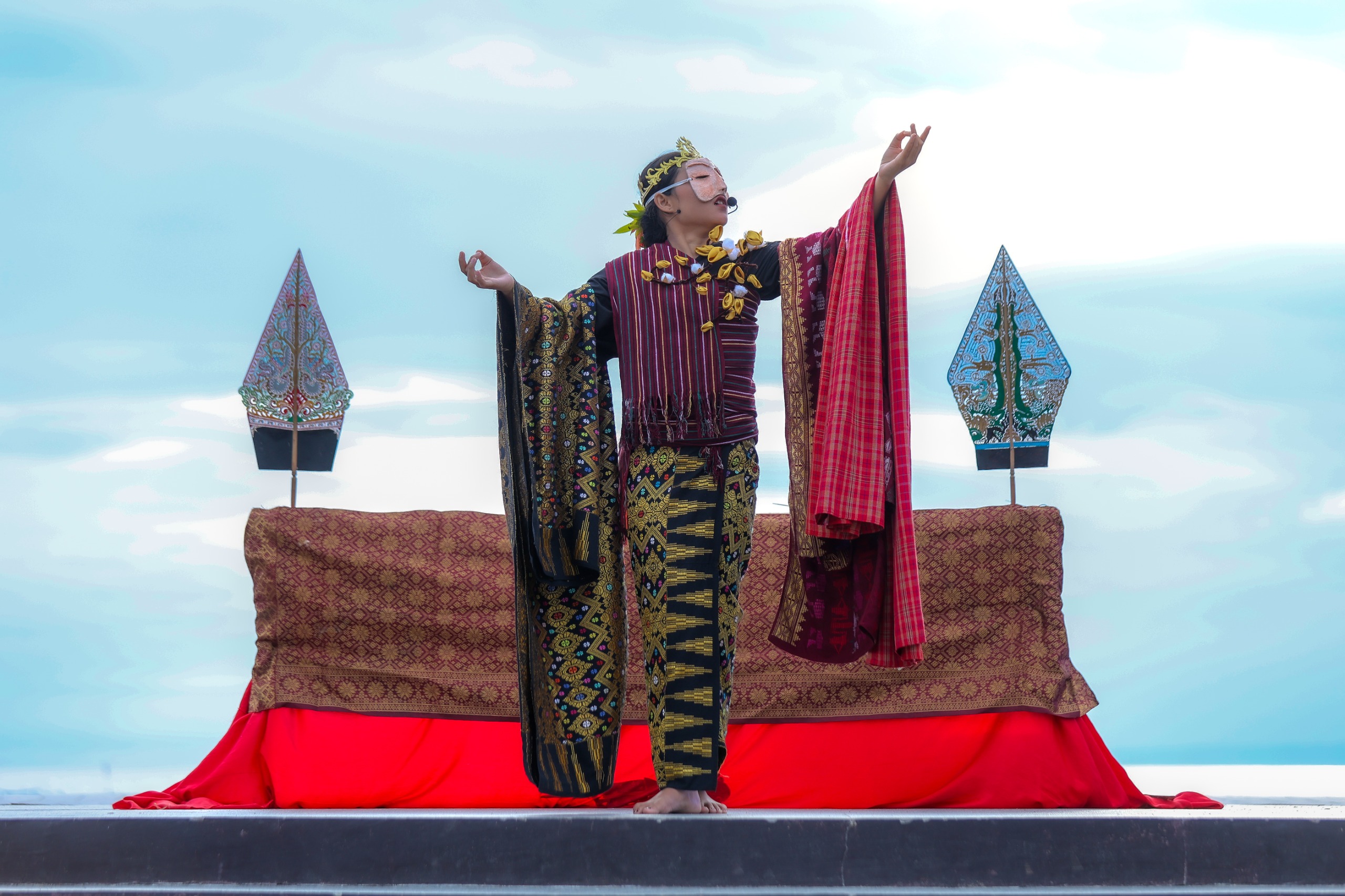 Kisah Dewi Rengganis diangkat sebagai simbol kesedihan atas hilangnya warisan tenun Lombok, Samawa, dan Mbojo, sekaligus pesan pentingnya menjaga wastra lokal dari kepunahan.