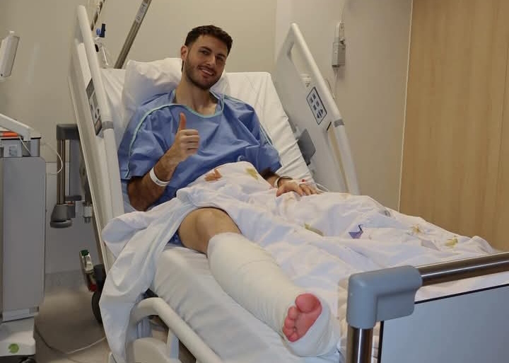 Santiago Gimenez, striker AC Milan yang baru saja menjalani operasi.