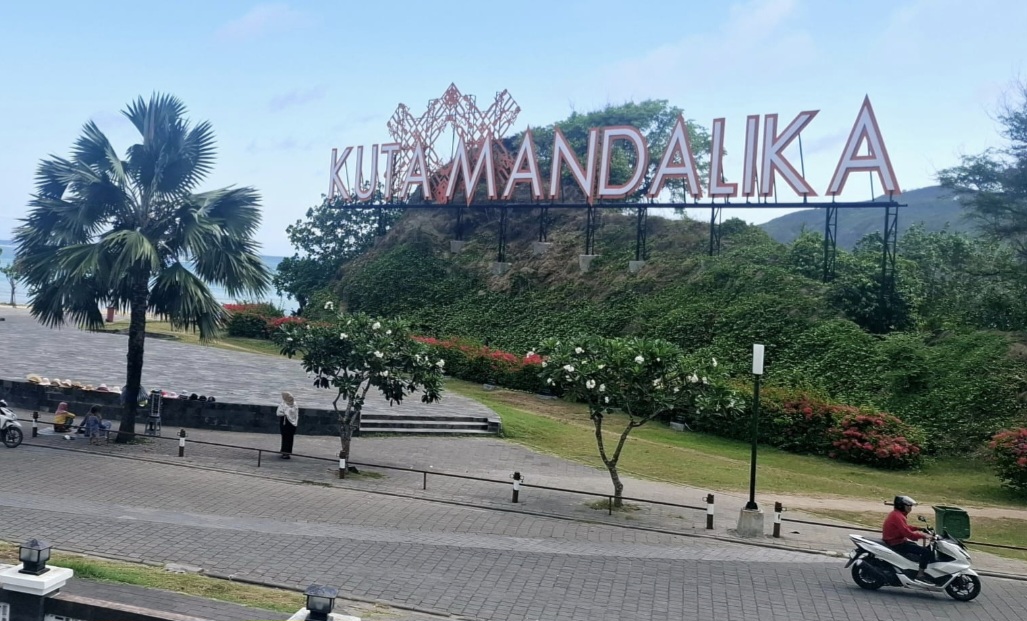 Kawasan Ekonomi Khusus (KEK) Mandalika menjadi magnet wisatawan domestik dan internasional ke NTB. DPD RI mendorong pemerintah menambah konektivitas menuju NTB.