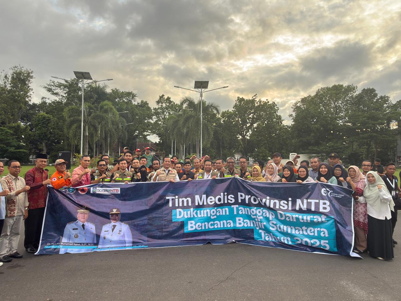 Gubernur NTB Lalu Muhamad Iqbal berfoto bersama tim relawan dan medis yang berangkat ke lokasi bencana Sumatra, di Mataram, Sabtu (20/12).