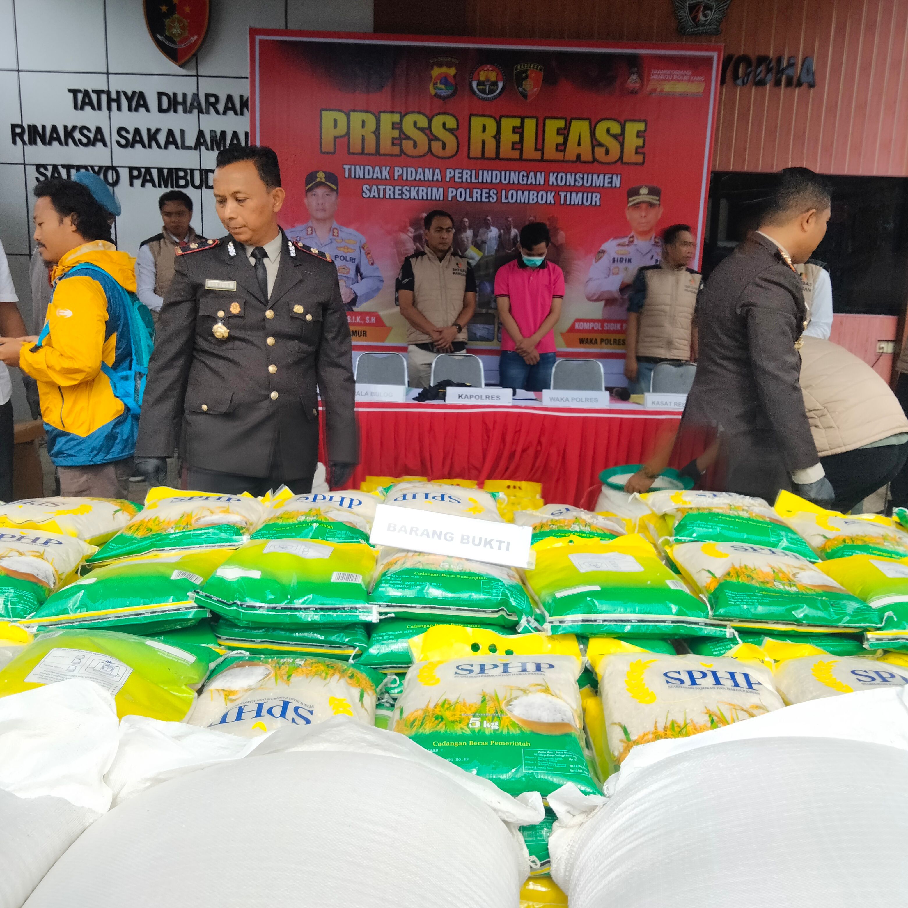 BARANG BUKTI: Ratusan karung beras SPHP ukuran 5 Kilogram dan karung ukuran 50 Kilogram yang diduga telah dioplos yang berhasil diamankan di gudang pelaku.