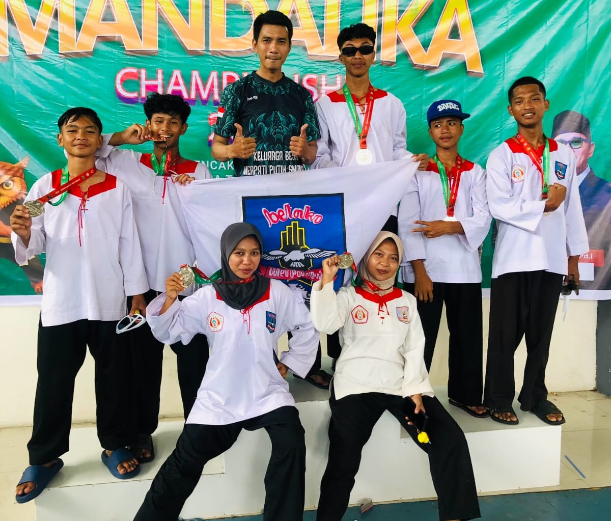 Siswa MAN Lobar yang meraih juara pada ajang Mandalika Pencak Silat Championship 2025 menunjukkan medali yang diraihnya di GOR Turida, Rabu lalu (17/12).