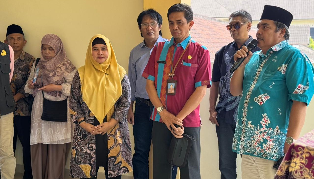 Sekretaris Dikbud NTB Arifin didampingi Plt Kepala SMAN 3 Mataram Yuspita Martiningrum meresmikan RKB pada HUT SMAN 3 Mataram, Kamis lalu (18/12).Milad ini juga diisi aksi sosial dan peduli lingkungan