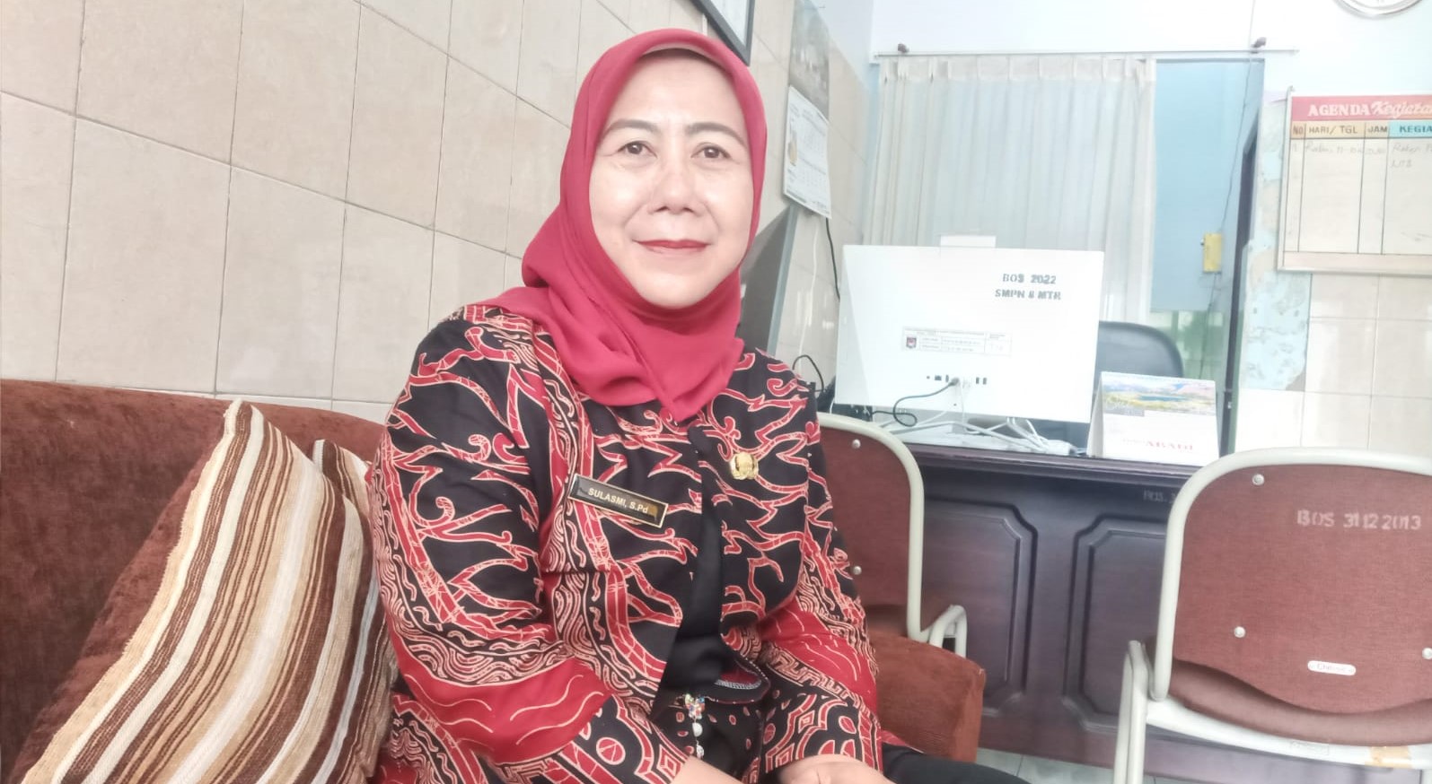 Kepala SMPN 8 Mataram Sulasmi