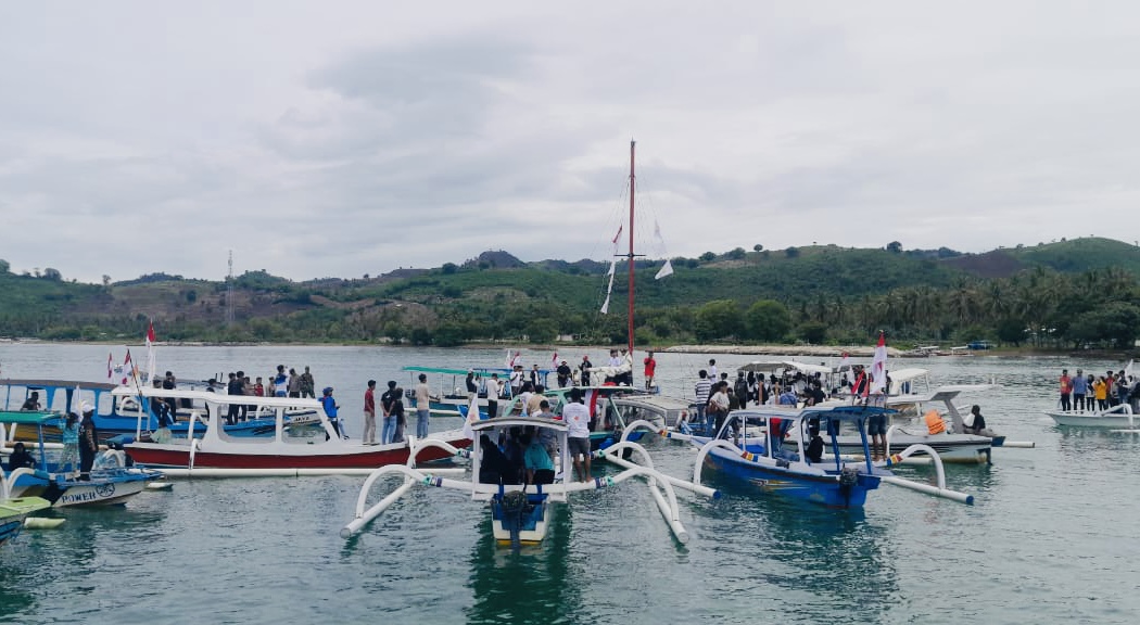 ISTIMEWA: Suasana launching Pelatda di tengah laut perairan Sekotong Barat, Sabtu (20/12).
