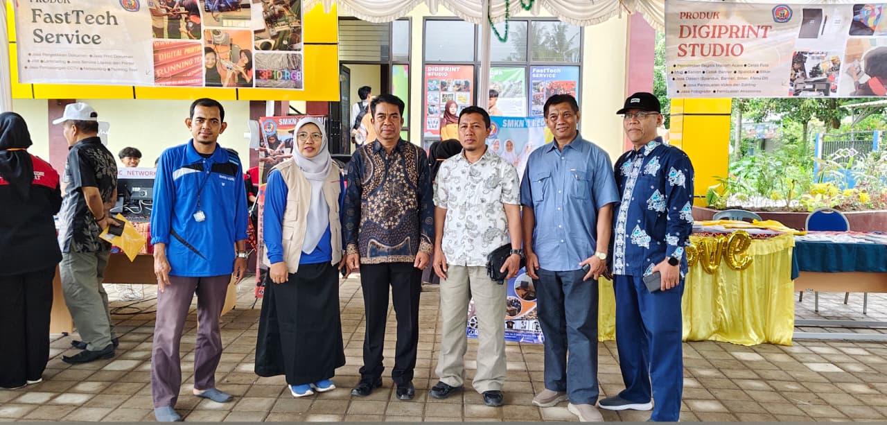 DAPAT APRESIASI: Kepala SMKN 1 Kediri Siti Dhomroh bersama pejabat Dinas Dikbud Provinsi NTB saat unjuk karya Program Proyek Kreatif dan Kewirausahaan (PKK) Tahun 2025 di SMKN 1 Kediri, Sabtu (20/12).
