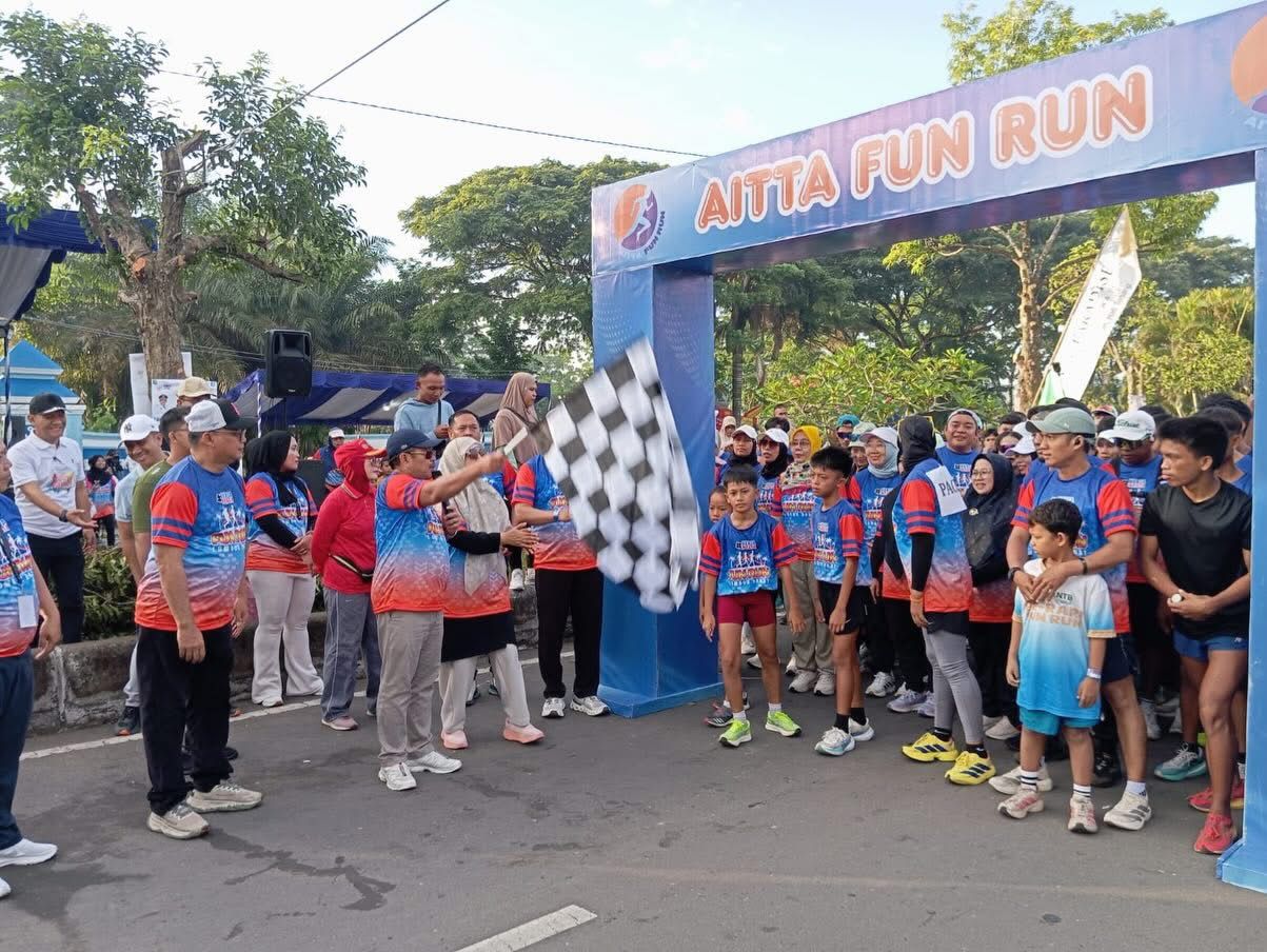 LEPAS PESERTA: Bupati Lombok Barat Lalu Ahmad Zaini (LAZ) dan Wakil Bupati Lombok Barat Hj Nurul Adha melepas peserta AITTA Fun Run 2025, Minggu (21/12).