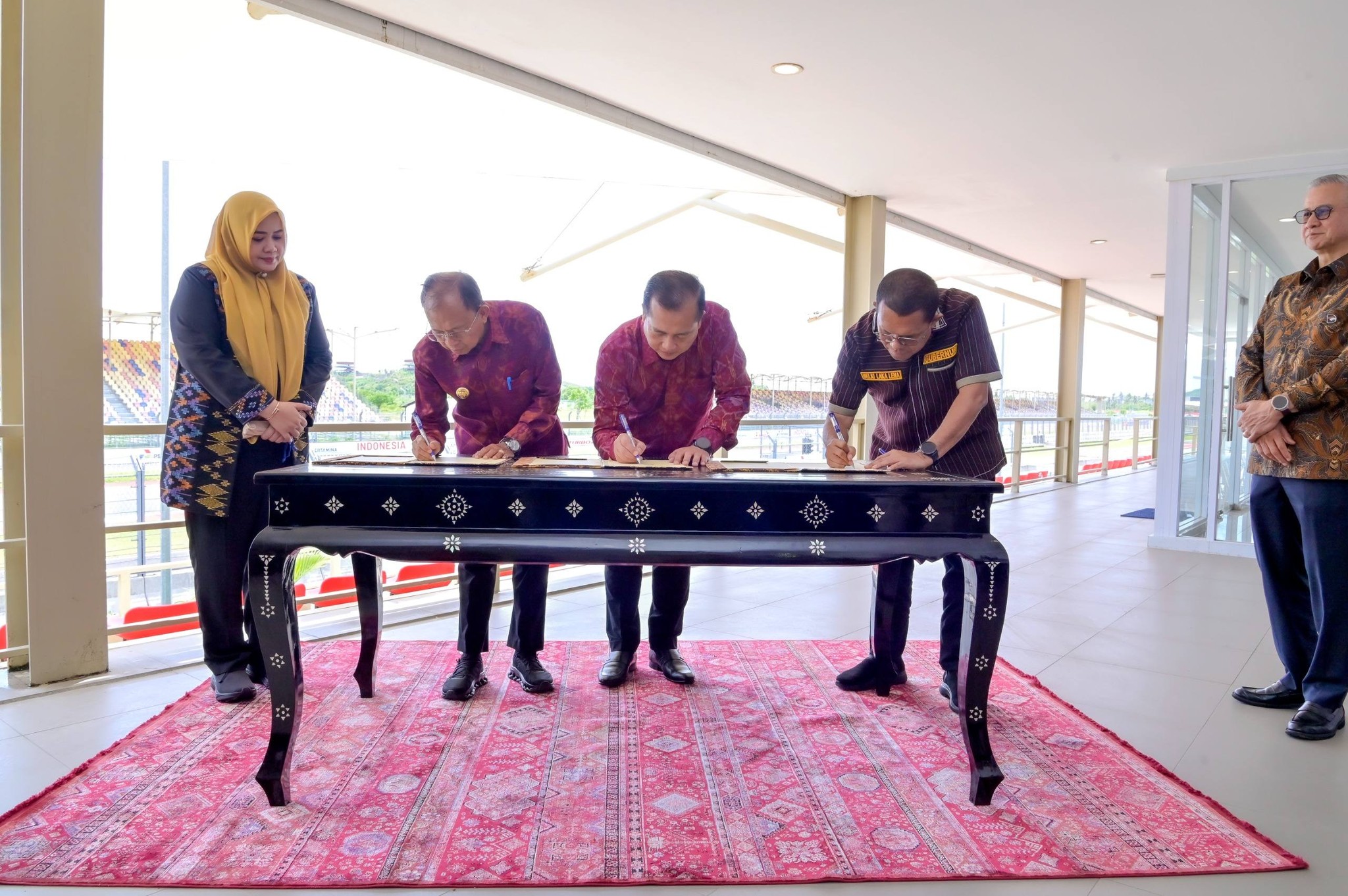 KEKUATAN REGIONAL: Penandatanganan MoU pembentukan Kerja sama Regional Bali-NTB-NTT (KR-BNN) di Mandalika, Lombok Tengah, akhir November lalu.