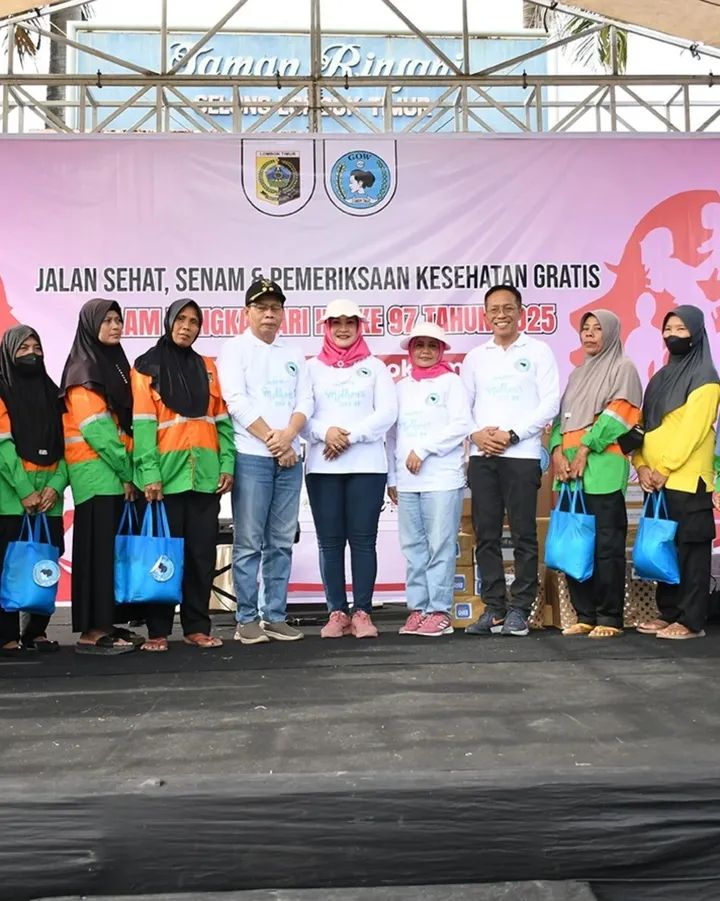 Wakil Bupati Lotim bersama Ketua GOW Lotim saat membagikan sembako kepada sejumlah tenaga kerja DLH Lotim pada peringatan hari ibu