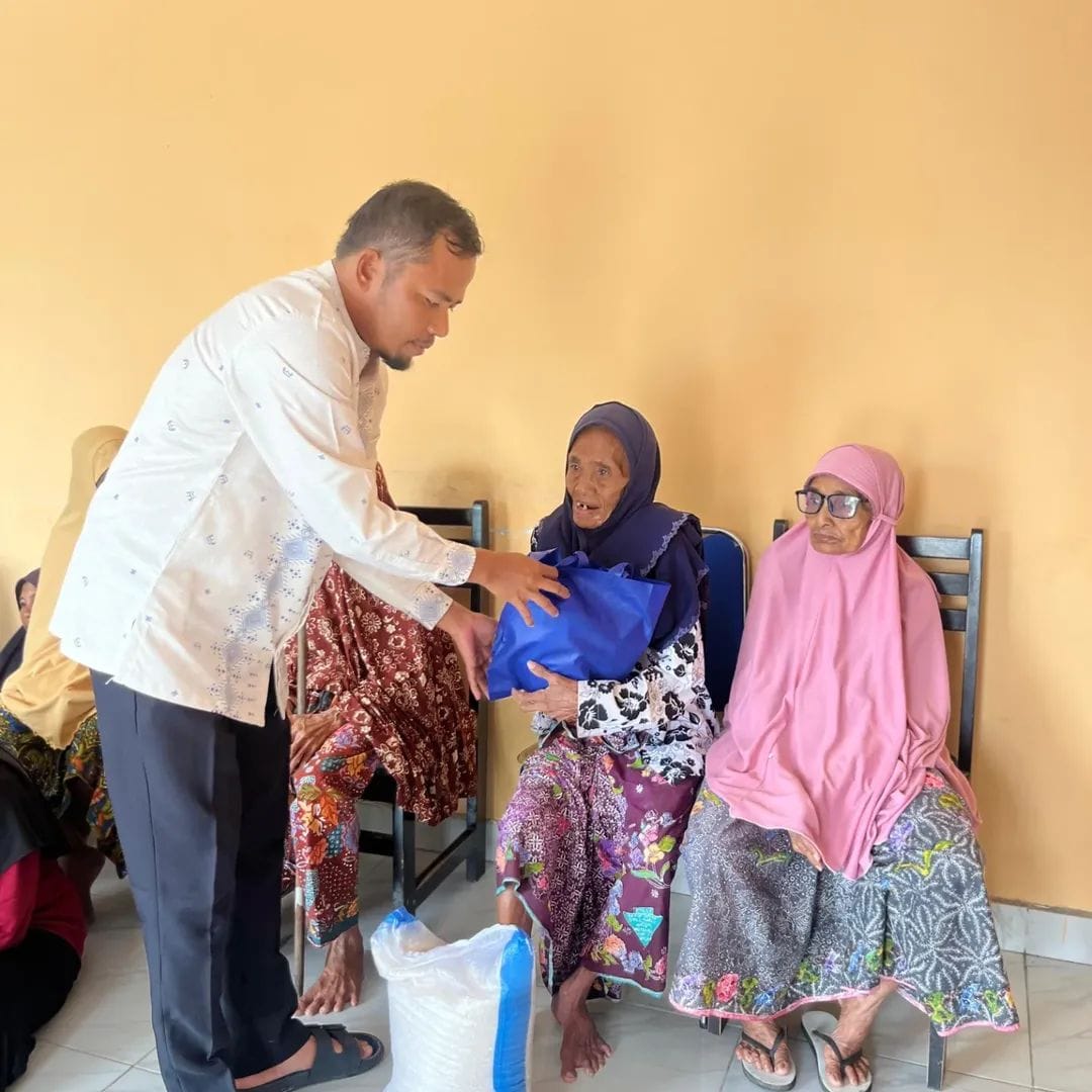 Kades Kalijaga Timur Hiswaton saat menyalurkan bantuan sembako kepada masyarakat miskin ekstrem