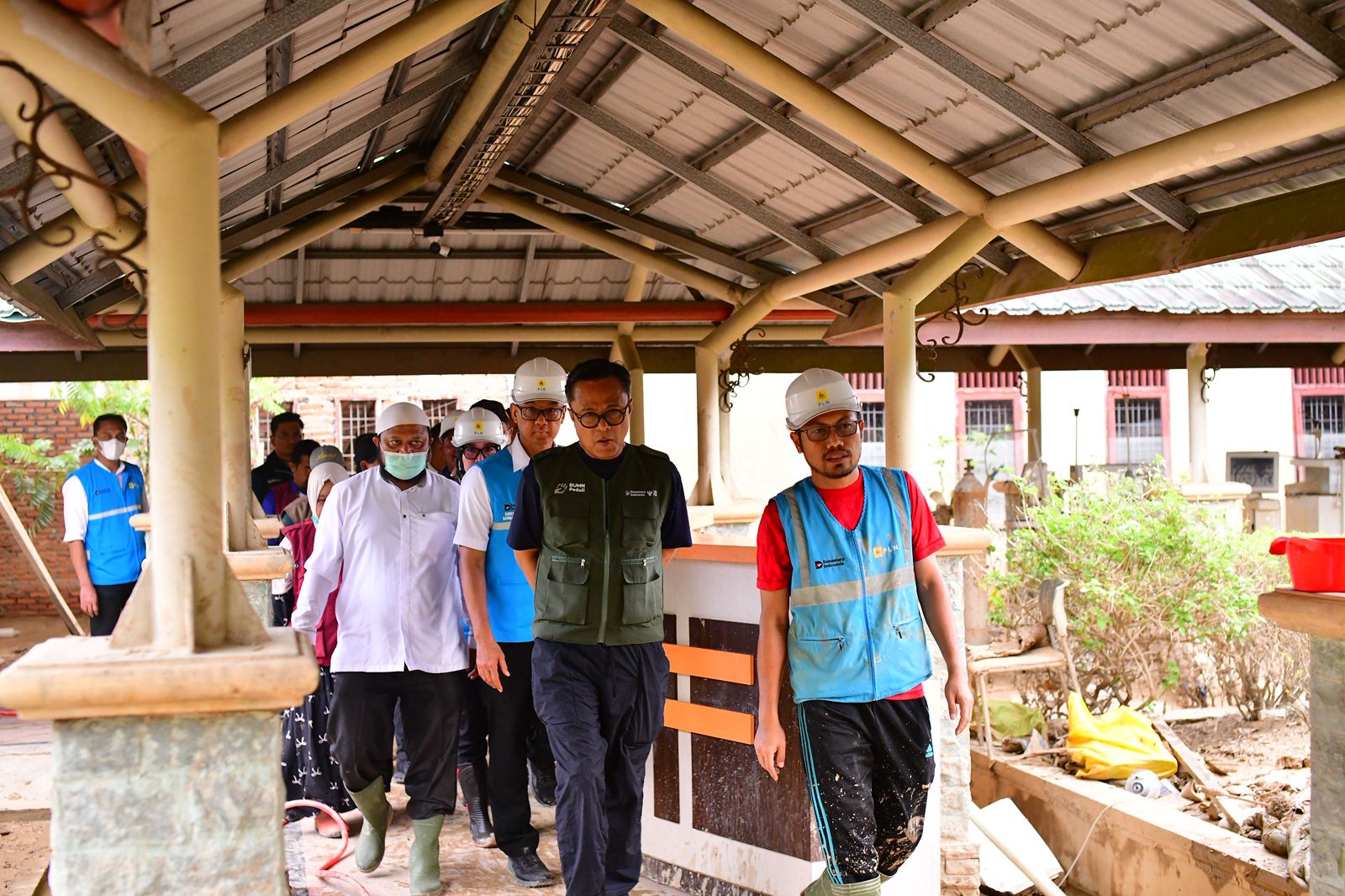COO Danantara Dony Oskaria (kedua dari kanan) didampingi Direktur Utama PLN Darmawan Prasodjo (kedua dari kiri) turun langsung ke RSUD Muda Sedia Aceh Tamiang, Jumat (19/12).