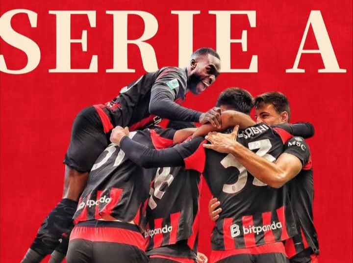Para pemain AC Milan berpelukan merayakan gol ke gawang lawan.