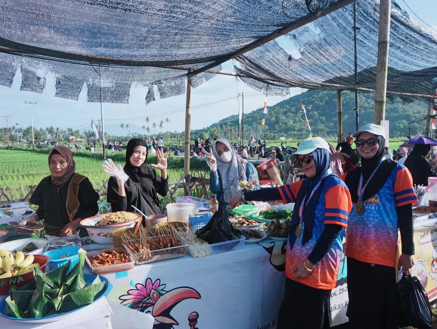 SEMARAK: Peserta Fun Run AITTA disambut aneka kuliner Desa Tempos, Lombok Barat.