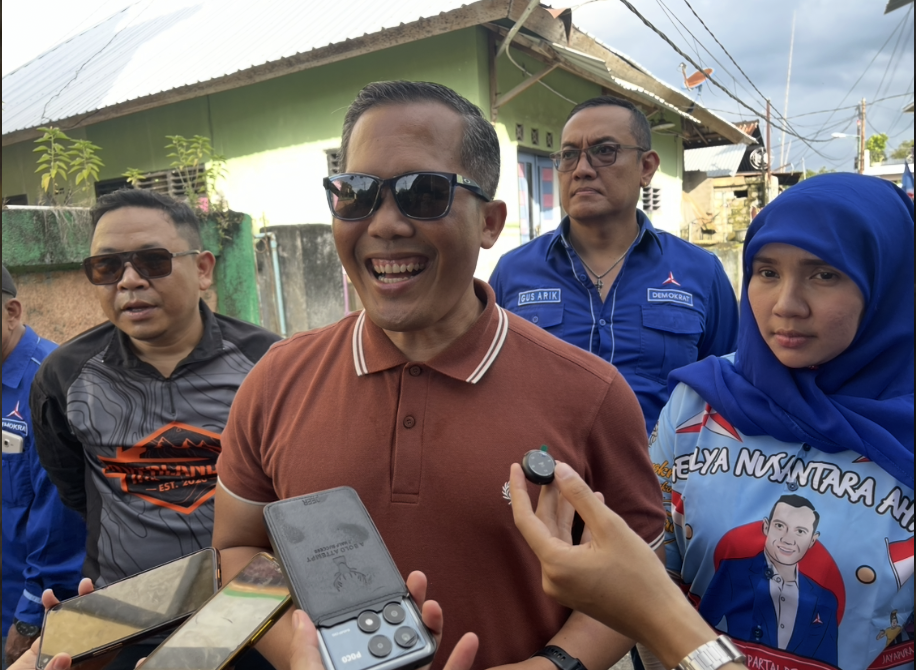 Plt Ketua DPD Demokrat NTB Si Made Rai Edi Astawa didampingi Ketua DPC Demokrat Kota Mataram Shinta Primasari dan pengurus lainnya.