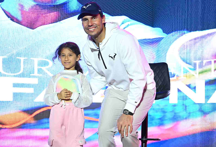 Rafael Nadal memukau penggemar saat hadir di Next Gen ATP Finals 2025 di Jeddah, memperkuat perannya memajukan tenis Arab Saudi.