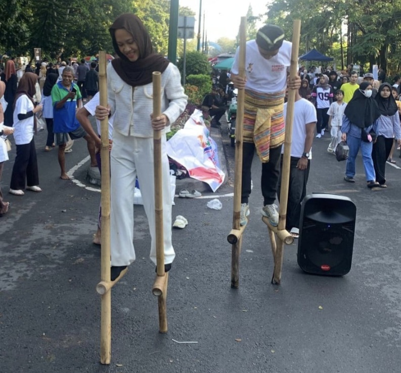Sejumlah mahasiswa jurusan Pendidikan Jasmani, Kesehatan, dan Rekreasi (PJKR) UNU NTB sedang bermain egrang beberapa waktu lalu.