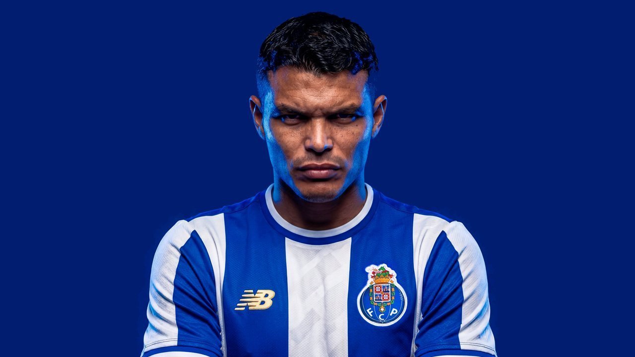 FC Porto resmi merekrut Thiago Silva. Bek legenda Chelsea berusia 41 tahun itu dikontrak satu musim dengan opsi perpanjangan.
