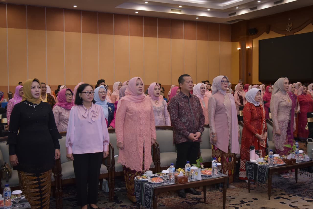 Gubernur NTB Lalu Muhamad Iqbal dan Wagub NTB Indah Dhamayanti Putri bersama tamu kehormatan dalam peringatan Hari Ibu.