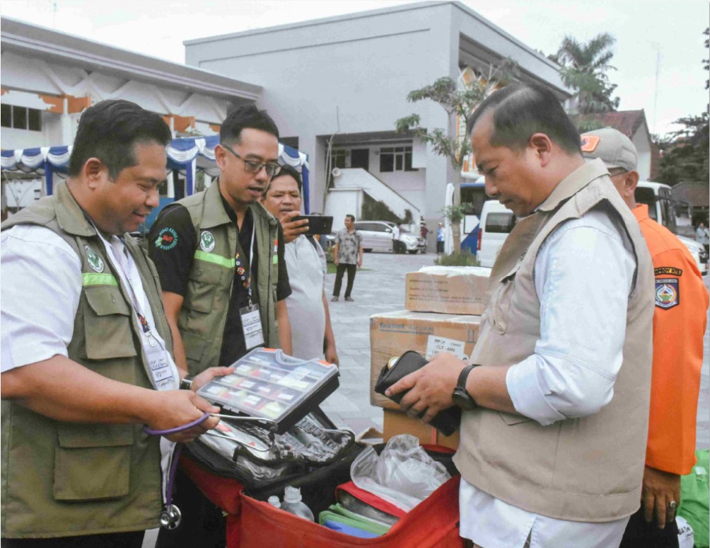 BANTUAN: Gubernur NTB Lalu Muhamad Iqbal didampingi Kepala Dikes NTB dr Lalu Hamzi Fikri saat pelepasan bantuan di Kantor Gubernur NTB, Minggu (21/12).