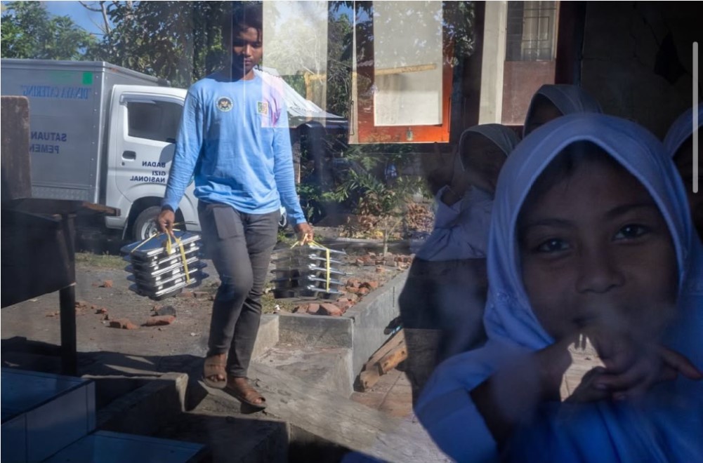 MBG: Seorang anak melihat keluar jendela kelas saat petugas MBG datang ke sekolahnya di Desa Mangkung, Lombok Tengah, belum lama ini. Distribusi MBG tetap berjalan meski libur sekolah.