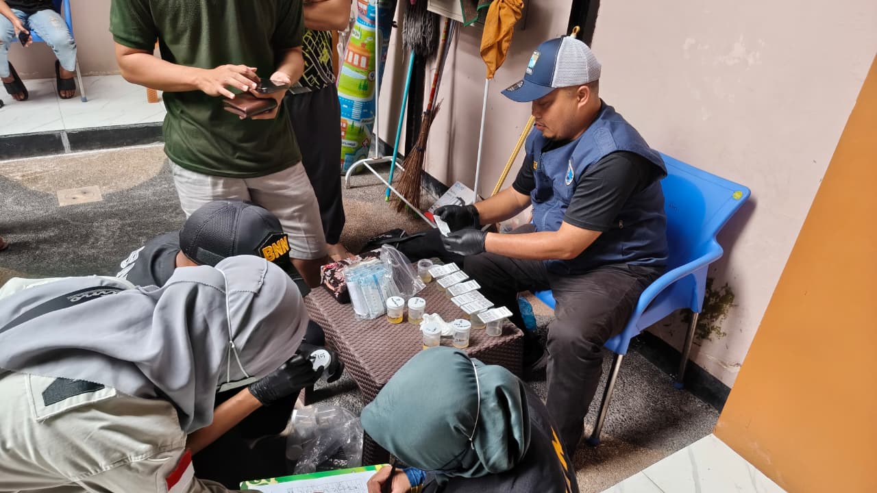 LAWAN NARKOBA: Tim dari BNN Kota Mataram melakukan tes urine terhadap sejumlah penghuni kos di wilayah Ampenan, Kota Mataram, kemarin (21/12).&nbsp;