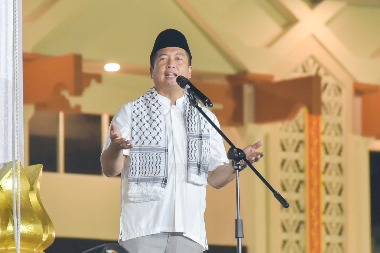 PENUH MAKNA: Gubernur NTB Lalu Muhamad Iqbal sat mengajak seluruh masyarakat NTB berdoa untuk Bumi Gora dan Indonesia, di acara NTB Bermunajat pada Rabu (17/12).