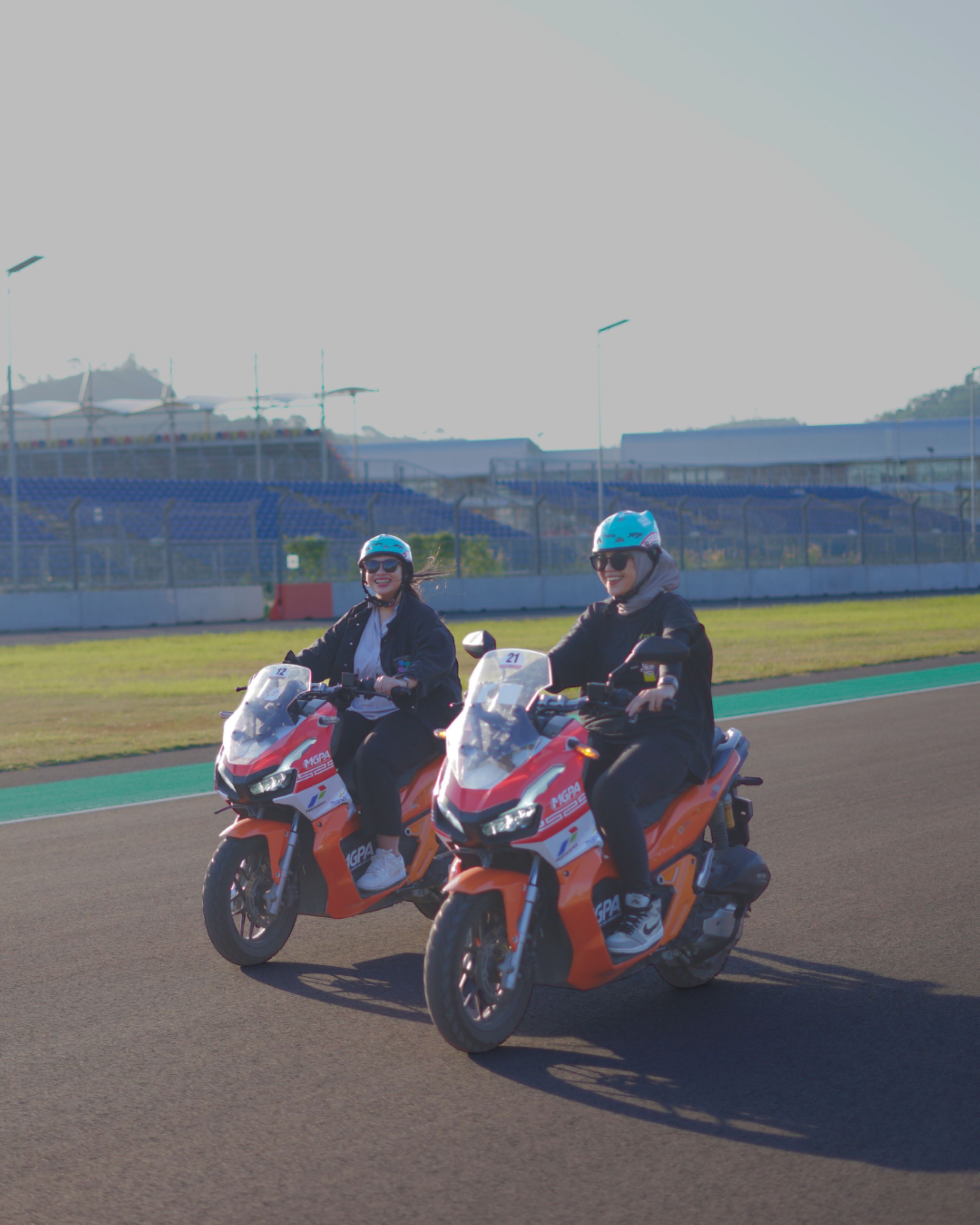 LIBURAN SERU: Sejumlah pengunjung mengelilingi lintasan Sirkuit Mandalika menggunakan motor yang telah disediakan MGPA, beberapa waktu lalu.