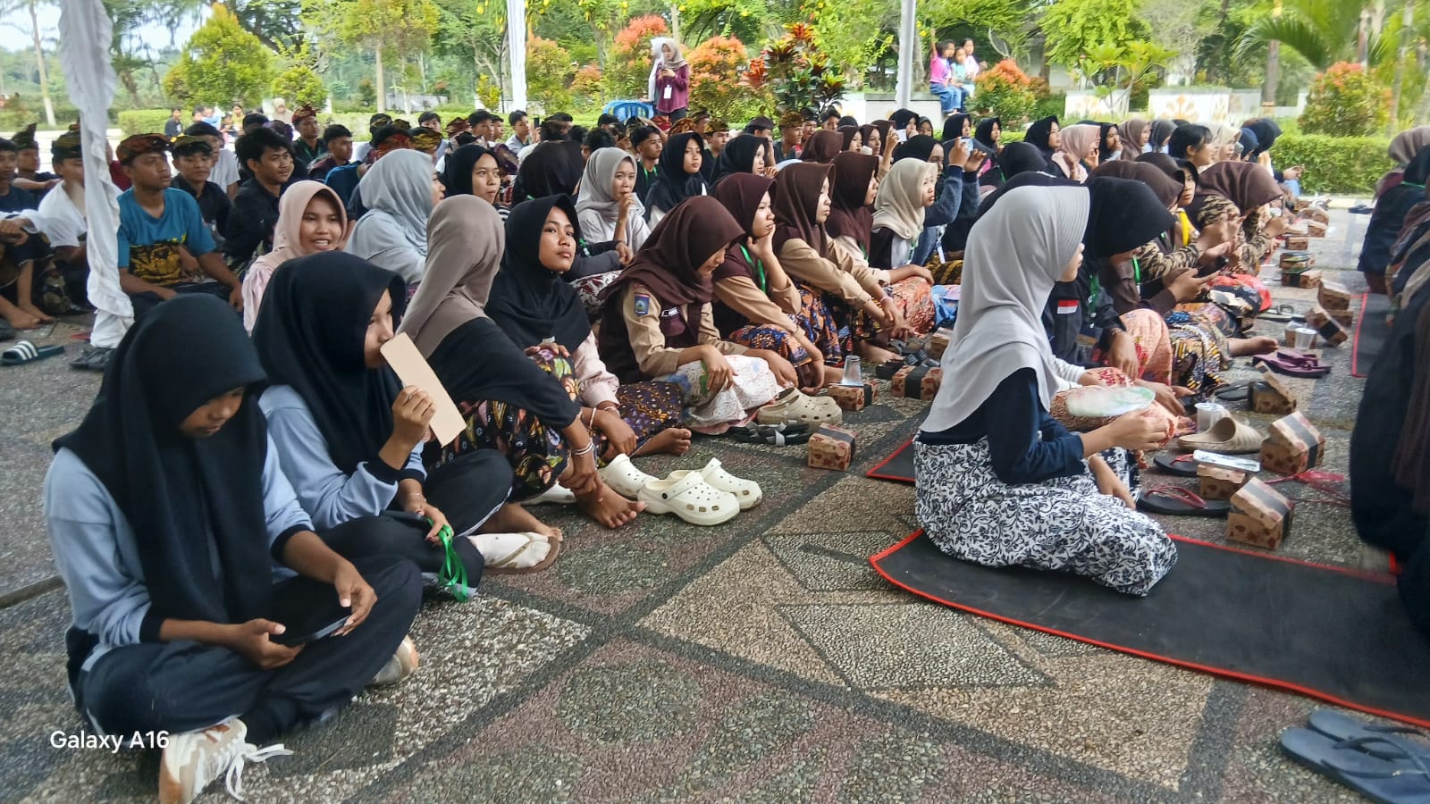 KEMAH BUDAYA: Ratusan pelajar tingkat SMA mengikuti kegiatan Kemah Budaya yang digelar Dikbud Loteng di RTH Tonjeng Beru, Praya, Loteng, Sabtu (20/12).